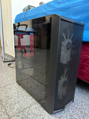 Gabinete Lian Li Lancool 215