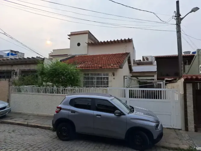 Casa de condomínio para venda possui 220 metros quadrados com 5 quartos