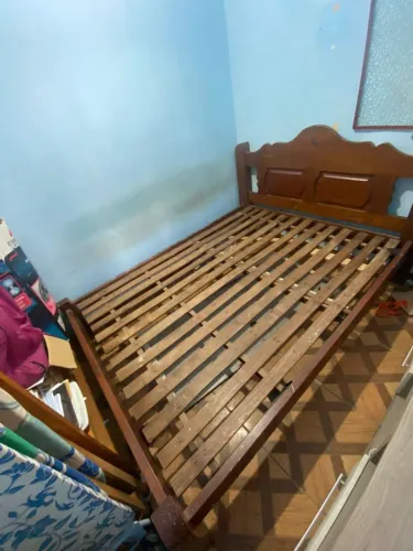 Vendo uma cama de madeira casal