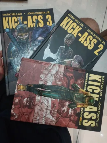 Trilogia Kick-Ass quebrando tudo volumes 1, 2 e 3 + BRINDE