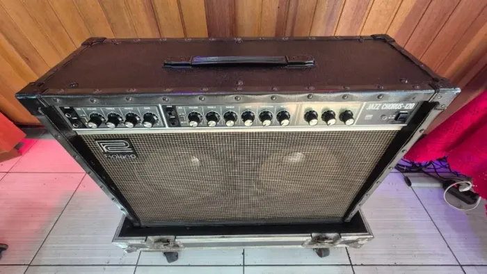 CUBO PARA GUITARRA ROLAND JAZZ CHORUS 120 COM CASE OPORTUNIDADE