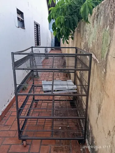 Expositor de metal resistente.