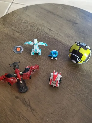 vende-se pokébola dois carros transformadores e um Bakugan serpente ultra
