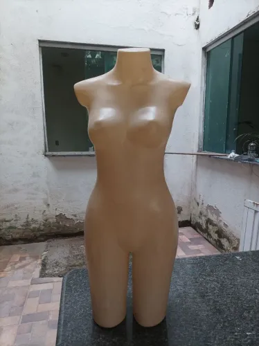 Manequim feminino de plástico (meio corpo) com cerca de 90 cm de altura