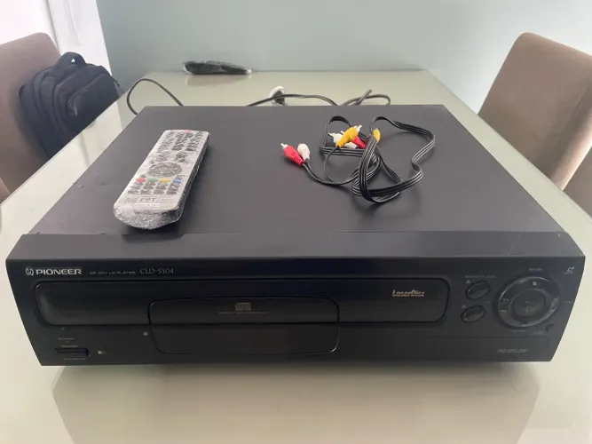 LaserDisc Pioneer CLD-S104 220v + 4 LDs