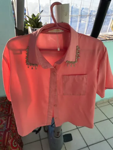 CAMISA CROPPED CORAL COM PEDRARIA NA GOLA 