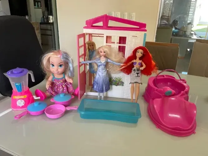 Lote de brinquedos infantis ? Barbie, Frozen, Pequena Sereia e mais