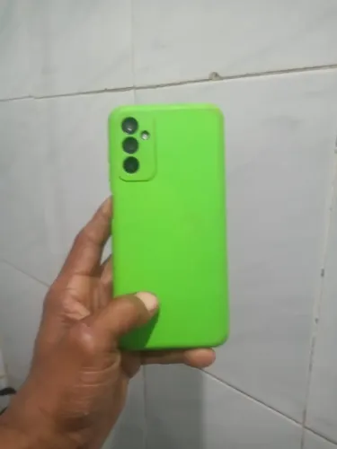 UM CELULAR SAMSUNG M13 128 GIGAS