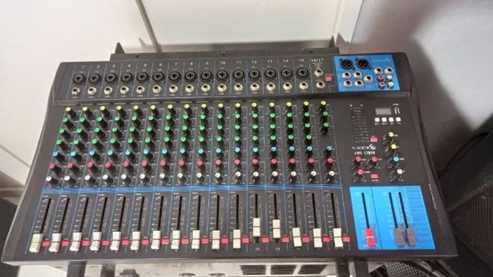 Mesa De Som 17 Canais Lmg 1701 U Lyco