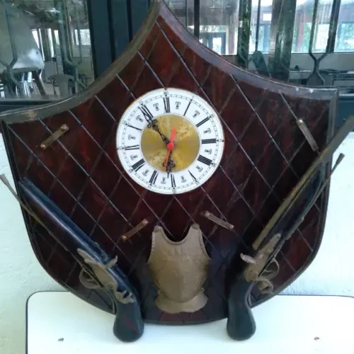 Relógio medieval escudo rústico