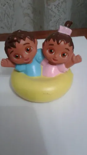 Boneco miniatura usada Dora Aventureira Guilerme e Isabella