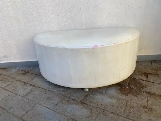 Puff de parede branco para loja ou sala com pés de alumínio 