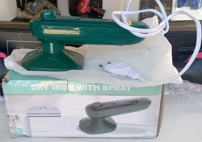 Mini Ferro de passar roupa Portátil com sistema a vapor- Novo