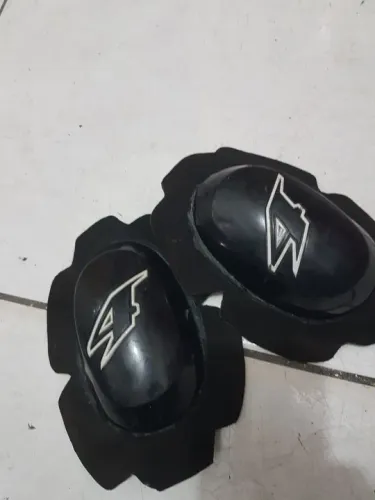 Saboneteiras ou raspador de macações de couro moto sport