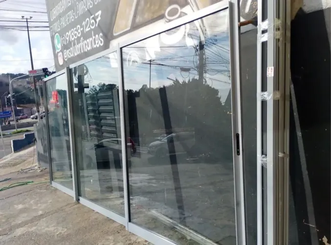 Porta Balcão 5mt com 3 folhas linha gold e vidro Laminado de 12mm panorâmica