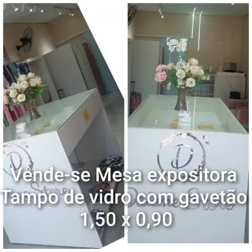 Mesa expositora, tampo de vidro com gavetão!