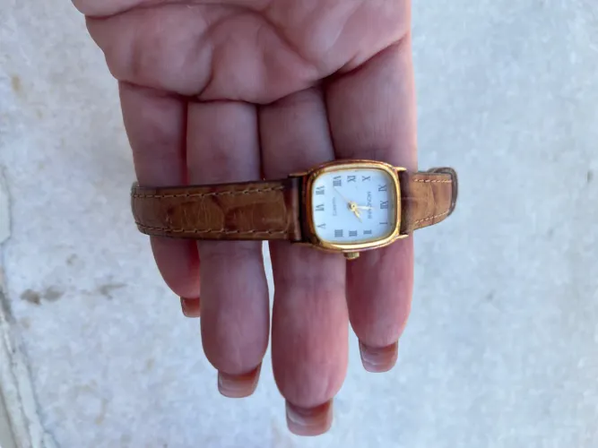 Relógio feminino Mondaine Quartz com pulseira de couro