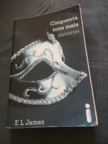 Livro 50 tons de cinza mais escuros.