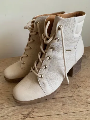 Bota Feminina Bege com Salto - 40