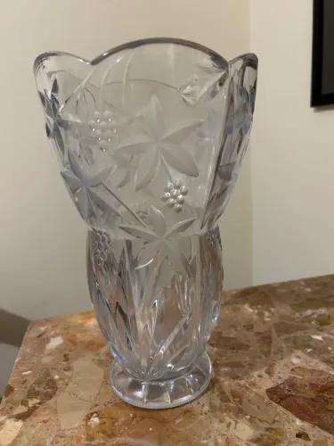 Vaso de flores lapidado em cristal 