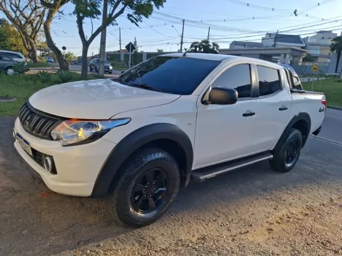 Mitsubishi L200 Tri. Outdo. GLS 2.4 CD 4X4 Die. AUT 2022