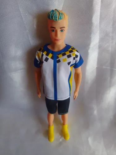Boneco tipo Ken Loiro com Roupa Esportiva