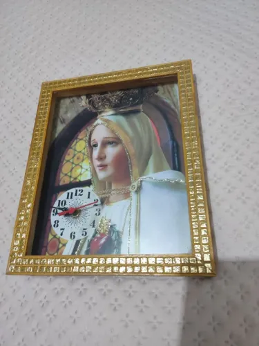Relógio de parede com imagem religiosa