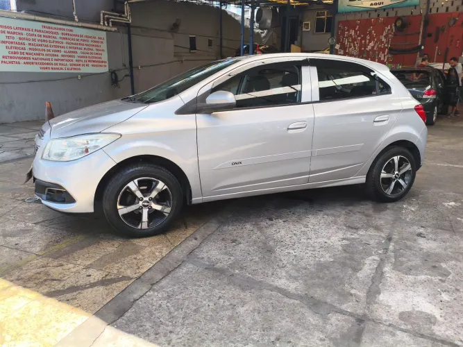 Chevrolet Onix 2014 prata  LT 1.0 8V Flex 36990