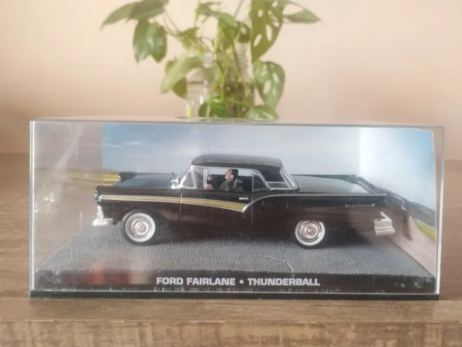 Miniatura Ford Fairlane - 007 Contra A Chantagem Atômica 1:43 Preto