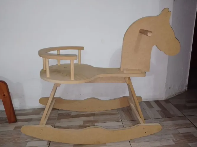Cavalinho de madeira infantil