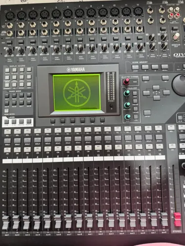 Mesa de Som  Yamaha O1V96i