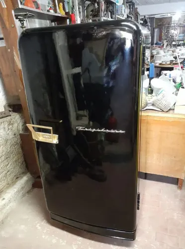 Geladeira frigidaire antiga preta decada de 50