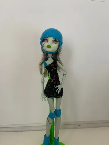 Boneca Monster High Frankie Stein Patinadora