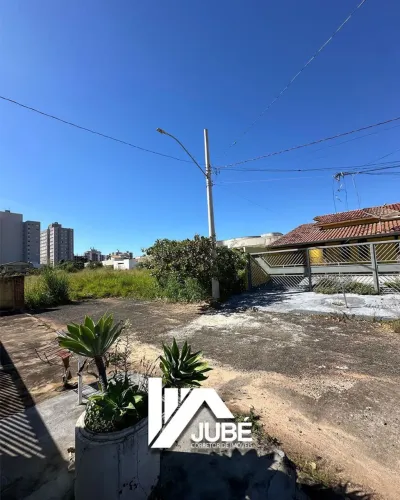 Casa de 03 Quartos sendo 01 suíte mais Edícula no Setor Bandeirante