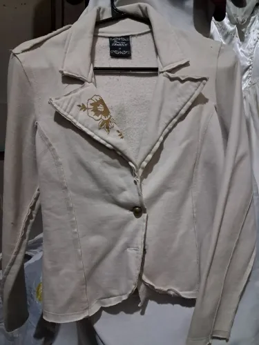 Blazer Bege Feminino com Detalhes e Bordado Floral
