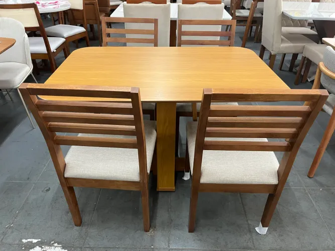 Conjunto de mesa com cadeiras de madeira