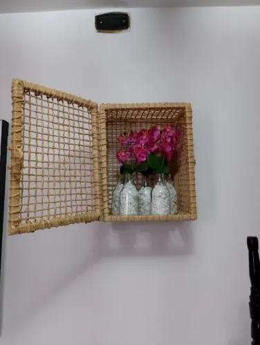 Prateleira de bambu com flores artificiais. MARAVILHOSA E SEM USO 