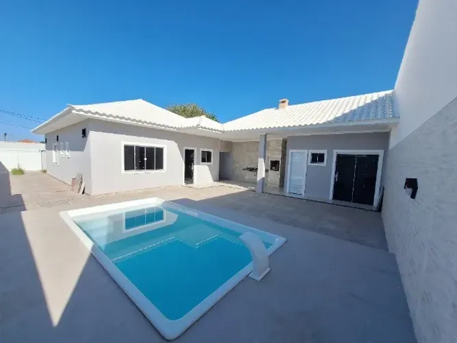 Amparo imóveis-Vende casa nova 3 quartos sendo 1 suíte área gourmet e piscina-Araruama