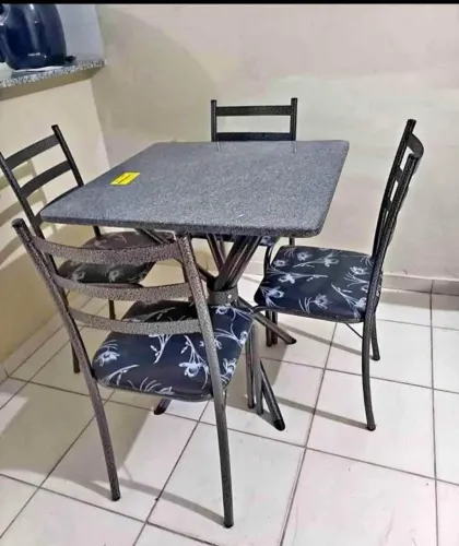 Mesa 4 cadeiras ( novas no plástico) montagem e entrega grátis