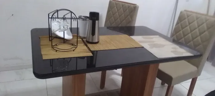 Mesa de jantar de vidro com 4 cadeiras