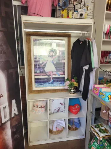 Armário expositor em madeira