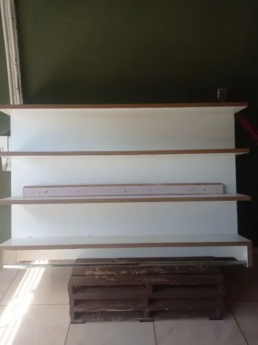 Espositor para lojas com cabideiro 
