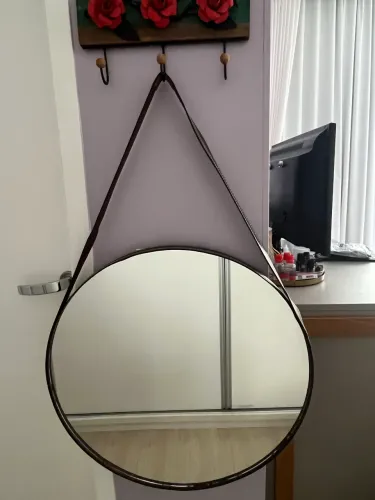 Espelho decorativo redondo com alça em couro 60cm de diâmetro 