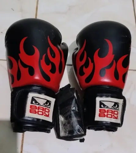 Luva de Boxe/Muay Thai Bad Boy Fogo - Preto+Vermelho