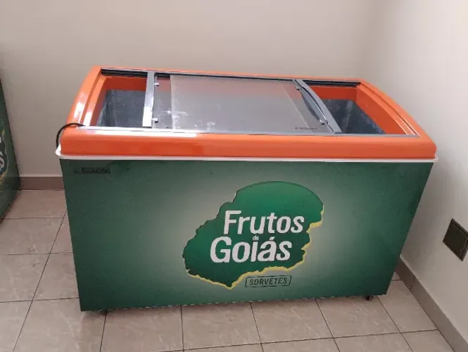 Freezer expositor grande, em ótimo estado