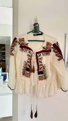Lindo casaquinho bordado Zara P