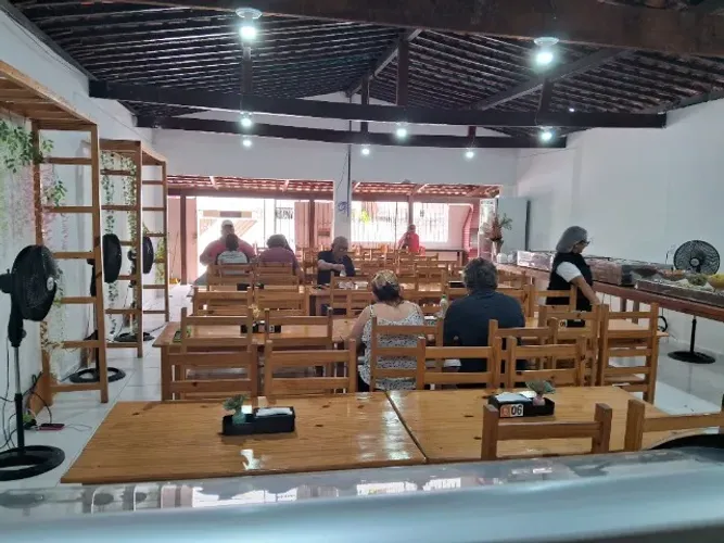 Mesa de 4 cadeiras em pinos