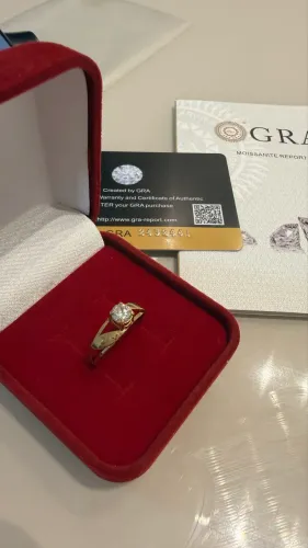 ANEL DE OURO COM DIAMANTE MOISSANITE