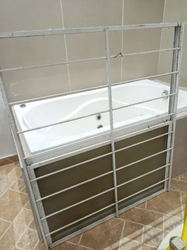 Janela de alumínio com grade 120×1,00 na cor branca