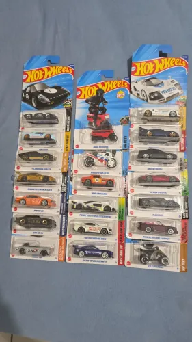 Carrinhos hotwheels main line